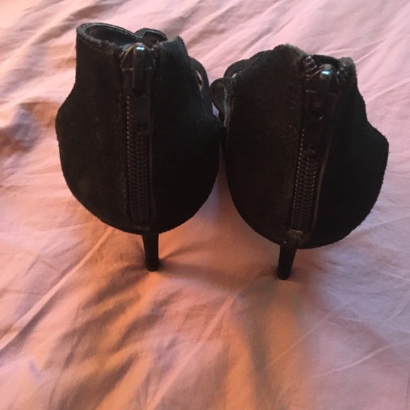 EUC Steve Madden sz 9 black suede heels, zip back - Picture 4 of 7